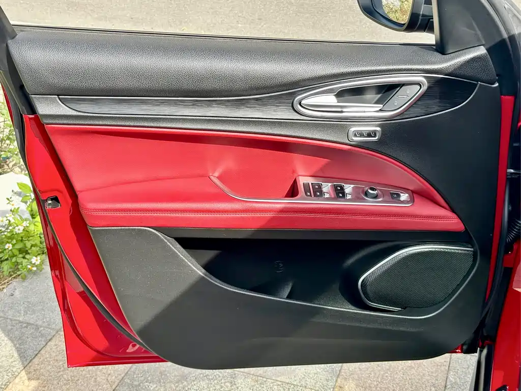 Stelvio 2017 2.0T 280HP Deluxe Edition купить на сайте DeffCars