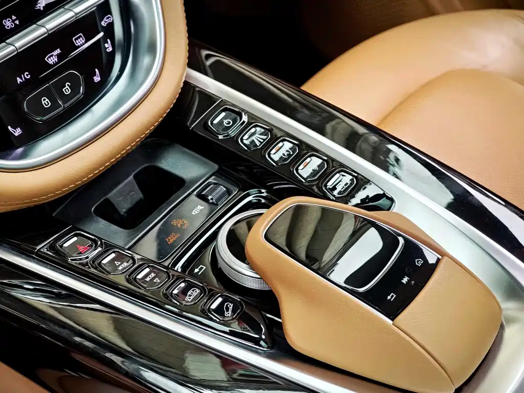 Aston Martin DBX 2020 4.0T V8 купить на сайте DeffCars