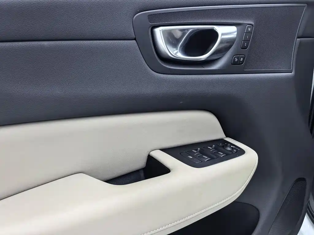 Volvo XC60 2026 B5 four-wheel drive Zhiyi Luxury Edition купить на сайте DeffCars