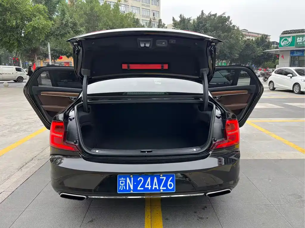 Volvo S90 2018 T5 Zhiya Edition купить на сайте DeffCars
