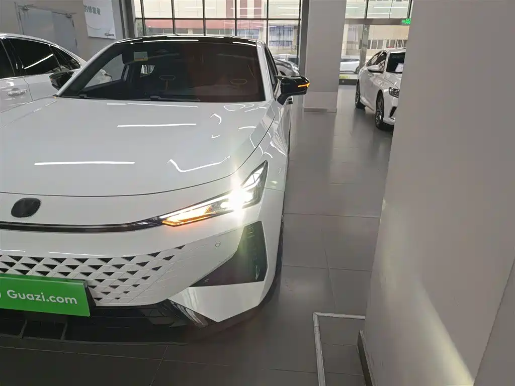 Changan UNI-V 2024 1.5T premium model купить на сайте DeffCars