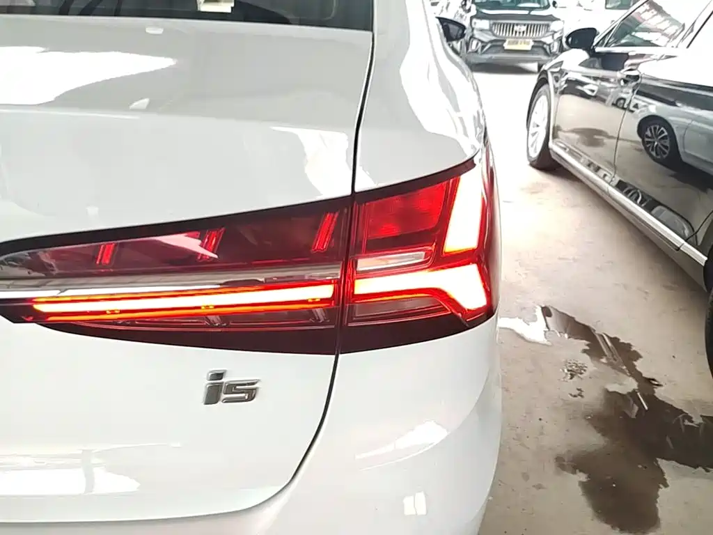 ROEWE i5 2021 facelift 1.5L CVT diamond version купить на сайте DeffCars
