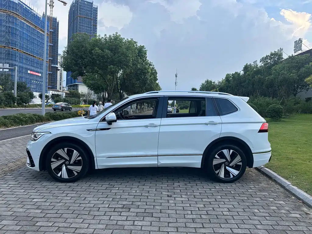 Tiguan L 2023 facelift 330TSI automatic two-wheel drive R-Line version купить на сайте DeffCars