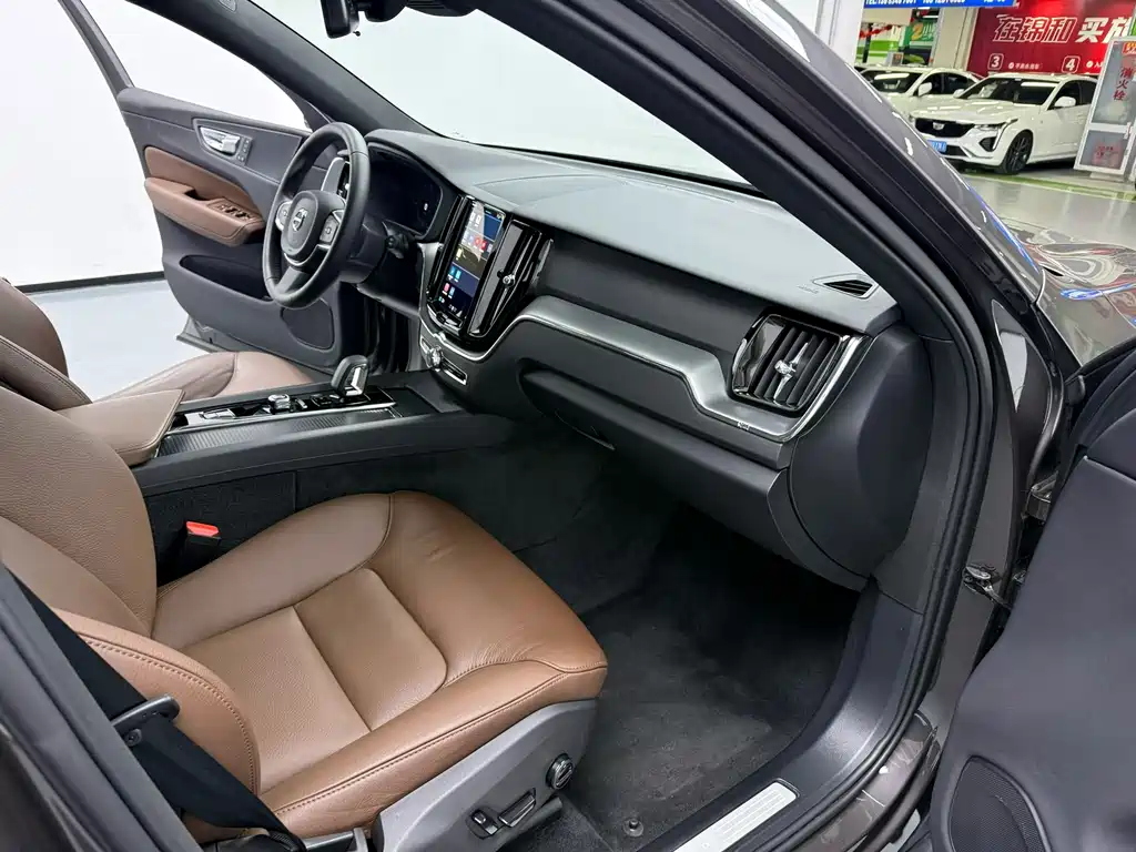 Volvo XC60 2025 B5 four-wheel drive Zhiyi Luxury Edition купить на сайте DeffCars
