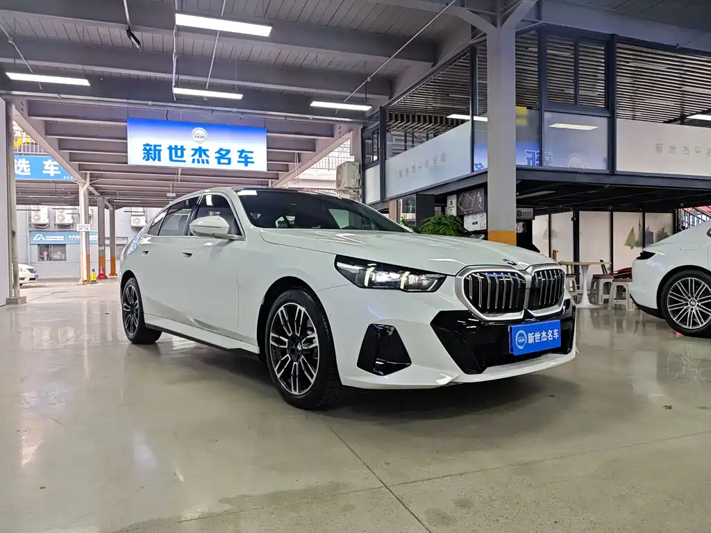 BMW 5 Series 2025 530Li Leading M Sports Package купить на сайте DeffCars