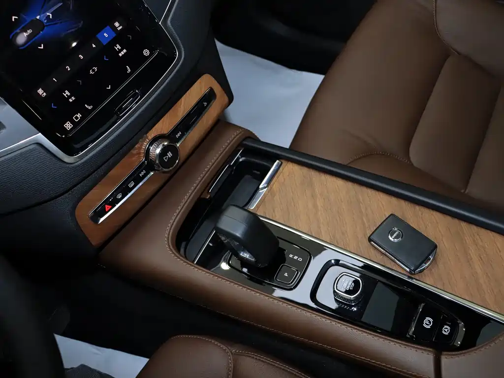 Volvo XC90 2023 B5 Smart Deluxe Edition 5-seater купить на сайте DeffCars