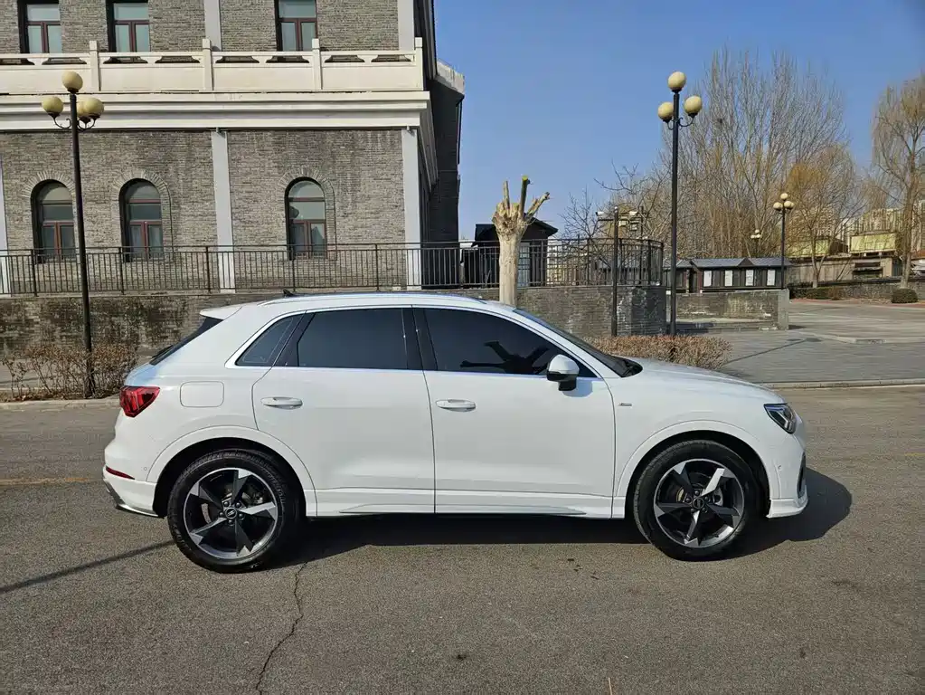Audi Q3 2023 35 TFSI Fashionable and Dynamic (1.5T) купить на сайте DeffCars