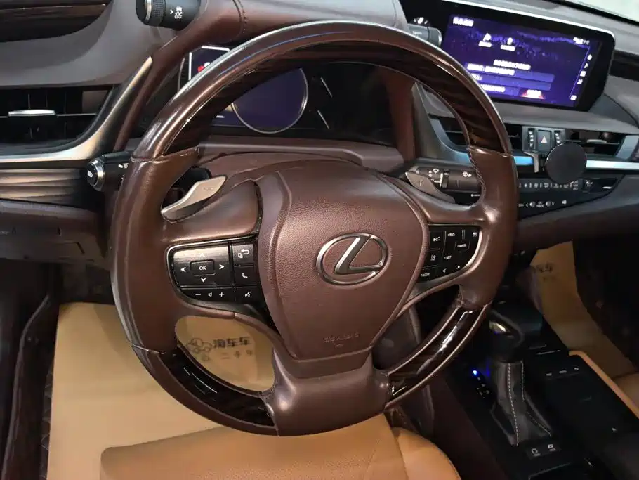 Lexus ES 2020 300h Executive Edition купить на сайте DeffCars