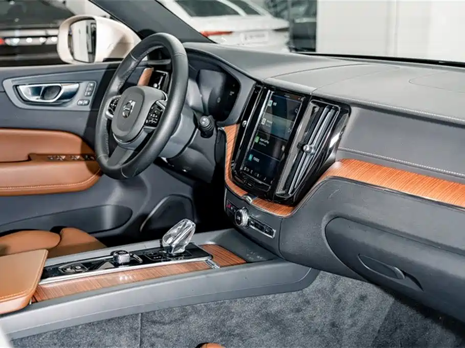 Volvo XC60 2025 B5 four-wheel drive Zhiyuan luxury version купить на сайте DeffCars