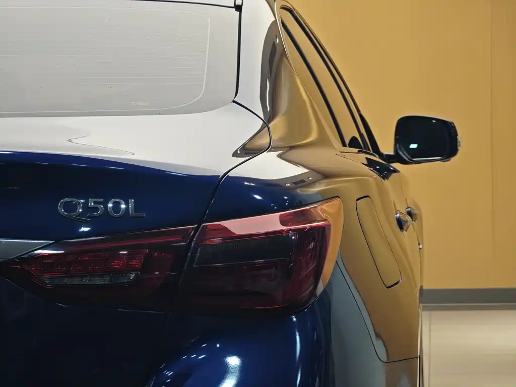 Infiniti Q50L 2018 2.0T Premium Edition National VI купить на сайте DeffCars