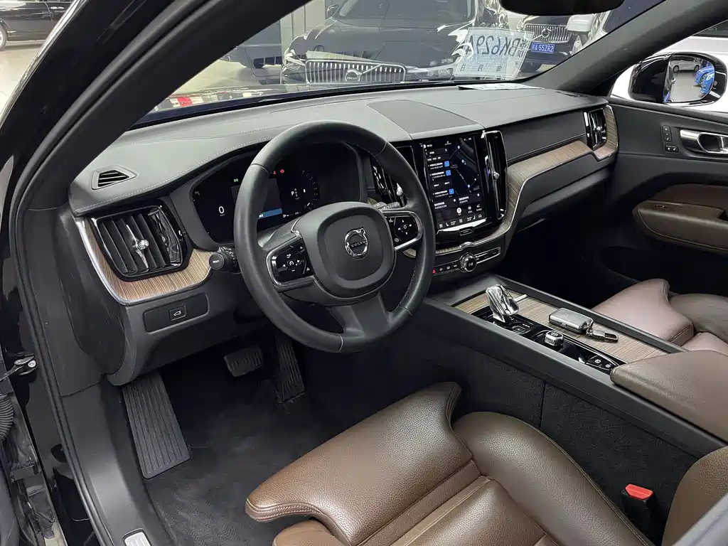 Volvo XC60 2023 B5 four-wheel drive Zhiyuan Deluxe Edition купить на сайте DeffCars