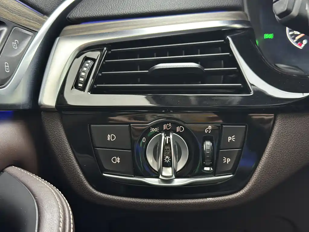 BMW 5 Series New Energy 2019 530Le Luxury Package купить на сайте DeffCars
