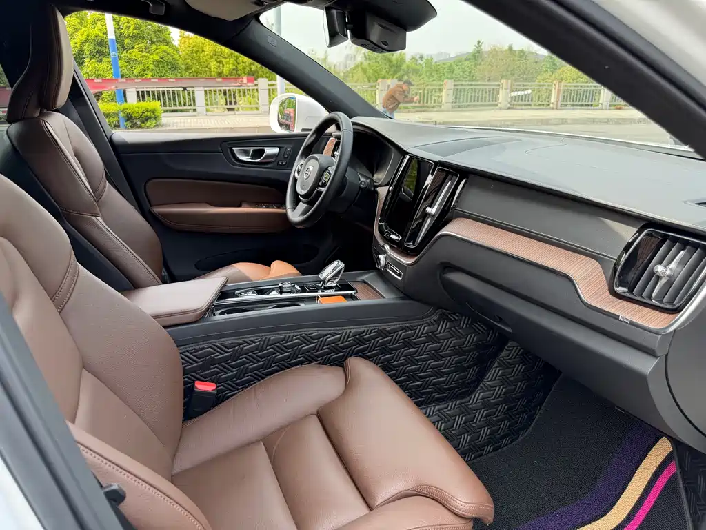 Volvo XC60 2023 B5 four-wheel drive Zhiyuan Deluxe Edition купить на сайте DeffCars