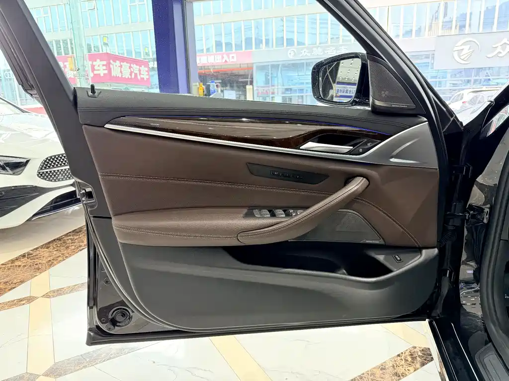 BMW 5 Series 2018 525Li Luxury Package купить на сайте DeffCars