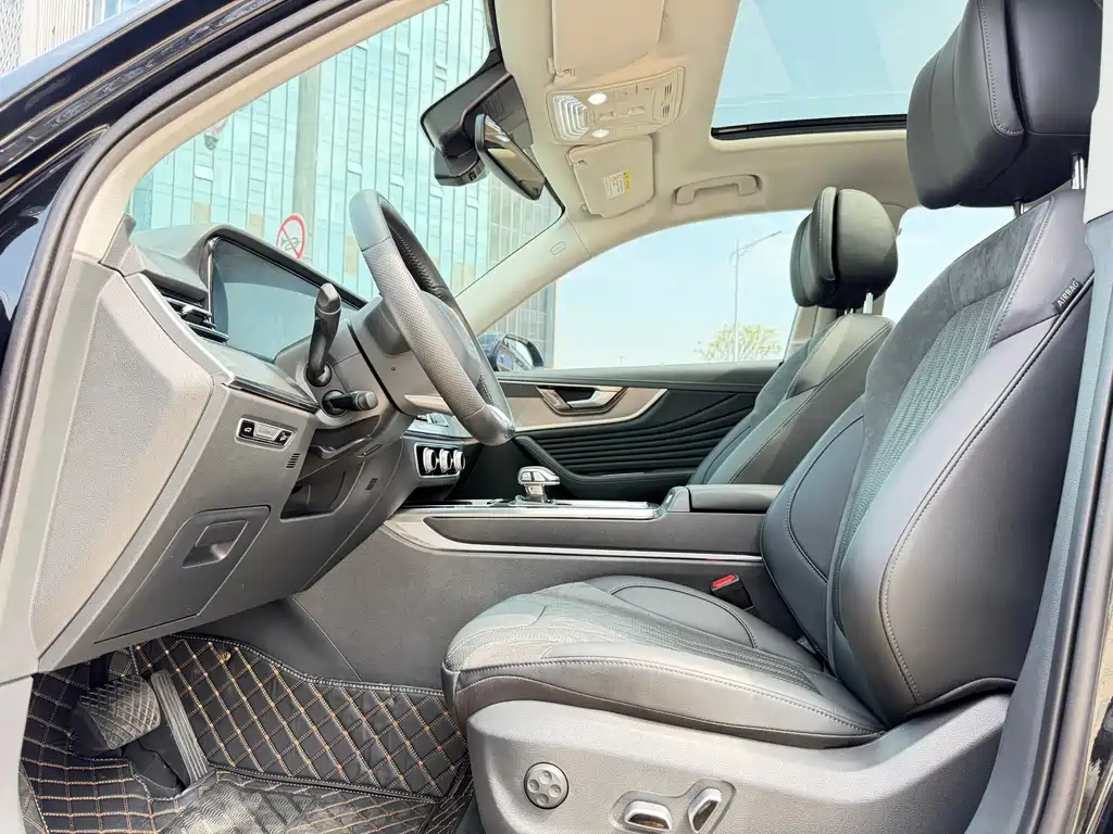 Hongqi HS5 2023 2.0T Qixiang Pro version купить на сайте DeffCars