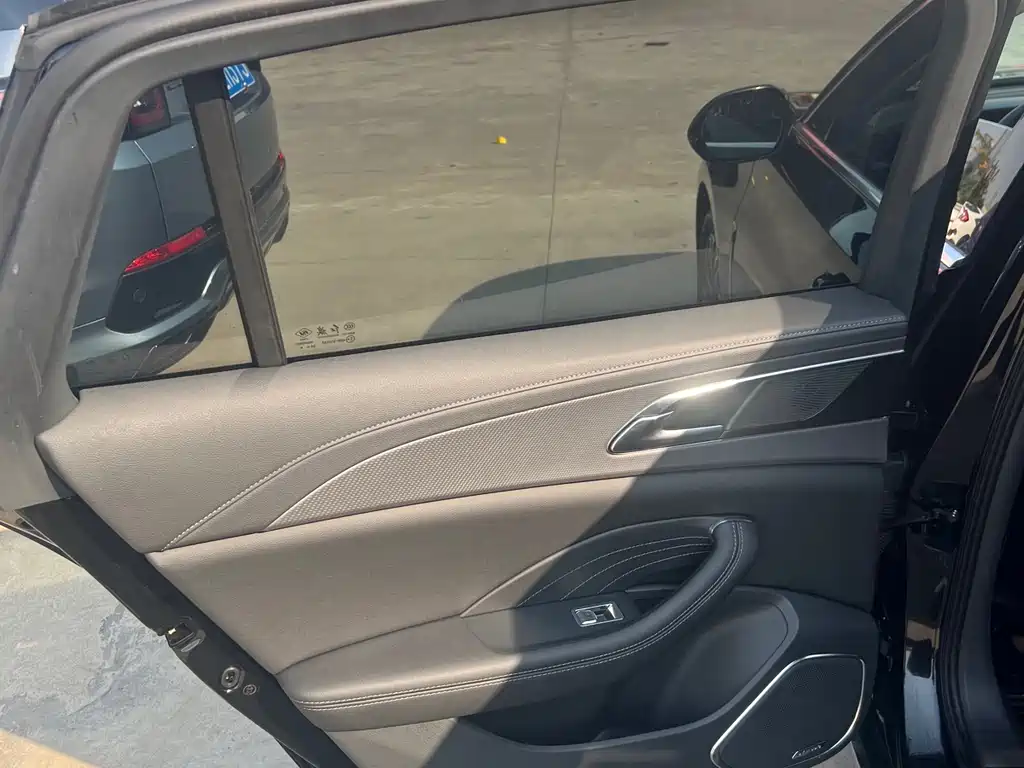 Hongqi H5 2024 2.0T automatic smart connected flag version купить на сайте DeffCars