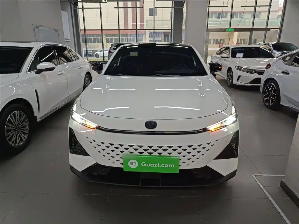 Changan UNI-V 2024 1.5T premium model купить на сайте DeffCars