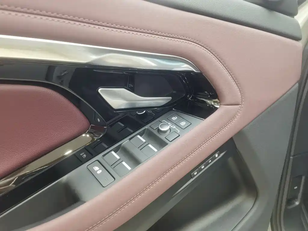 Range Rover Evoque New Energy 2023 Evoque L P300e plug-in electric hybrid version купить на сайте DeffCars