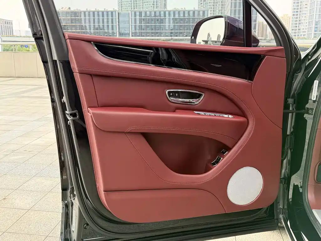 Bentayga 2024 4.0T V8 long wheelbase version купить на сайте DeffCars