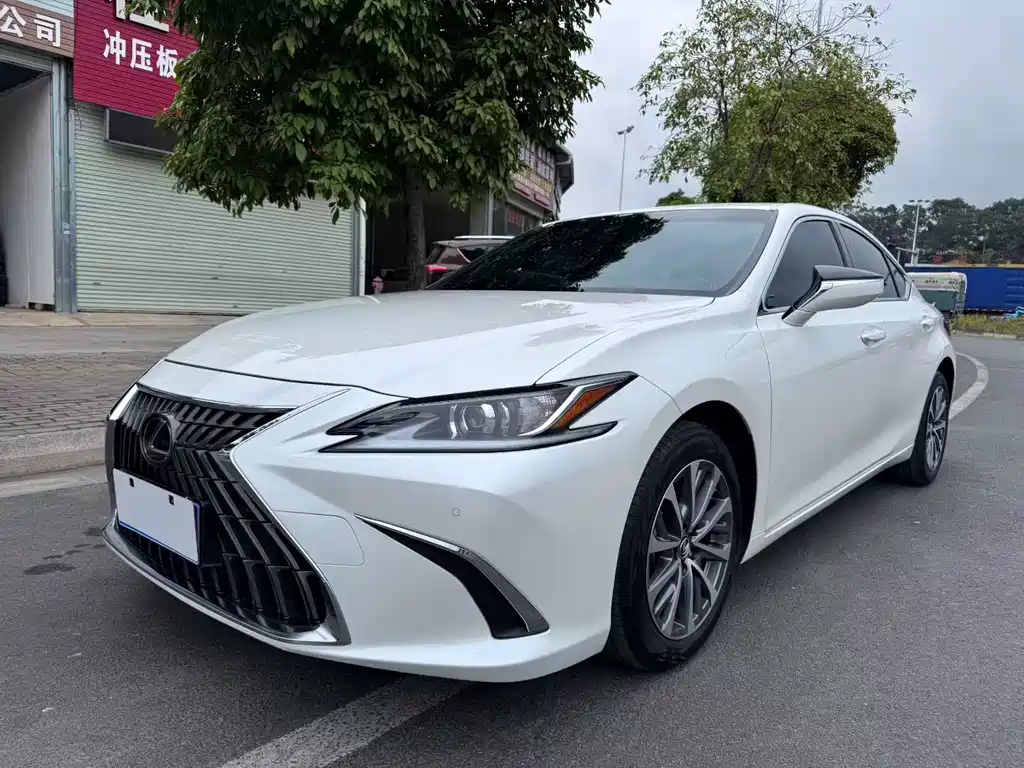 Lexus ES 2023 200 Superior Edition купить на сайте DeffCars