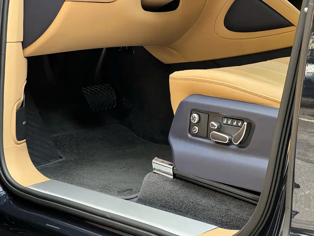 Bentayga 2024 4.0T V8 купить на сайте DeffCars