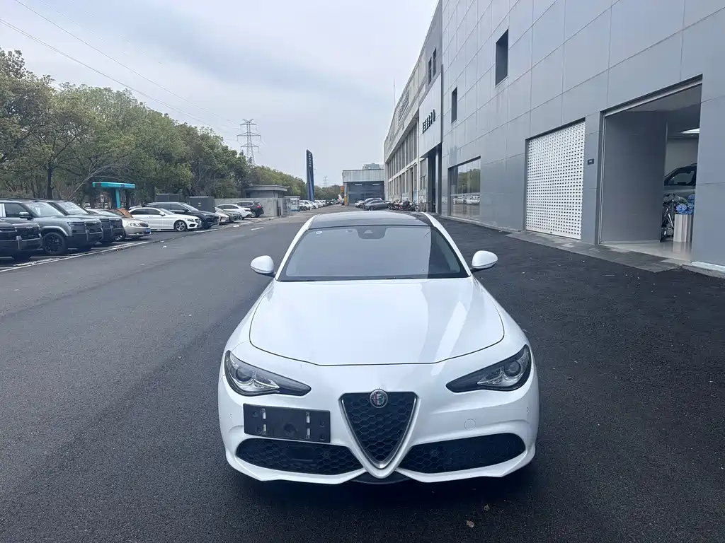 Giulia 2017 2.0T 200HP Deluxe Edition купить на сайте DeffCars