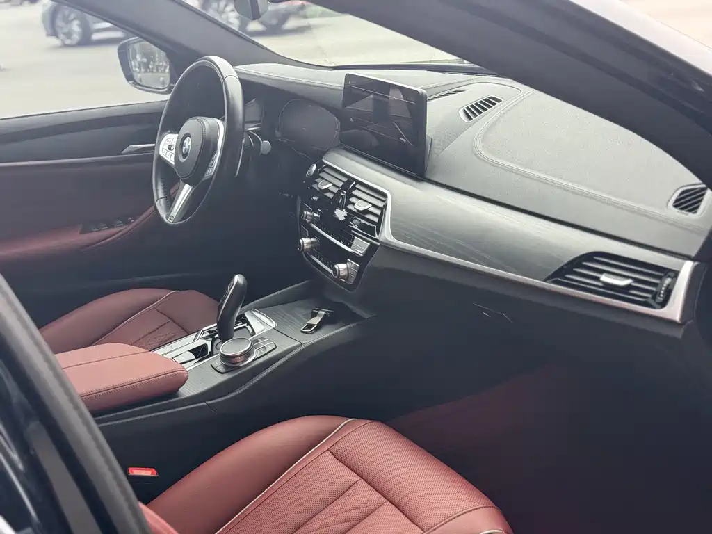 BMW 5 Series 2023 530Li Leading M Sports Package купить на сайте DeffCars