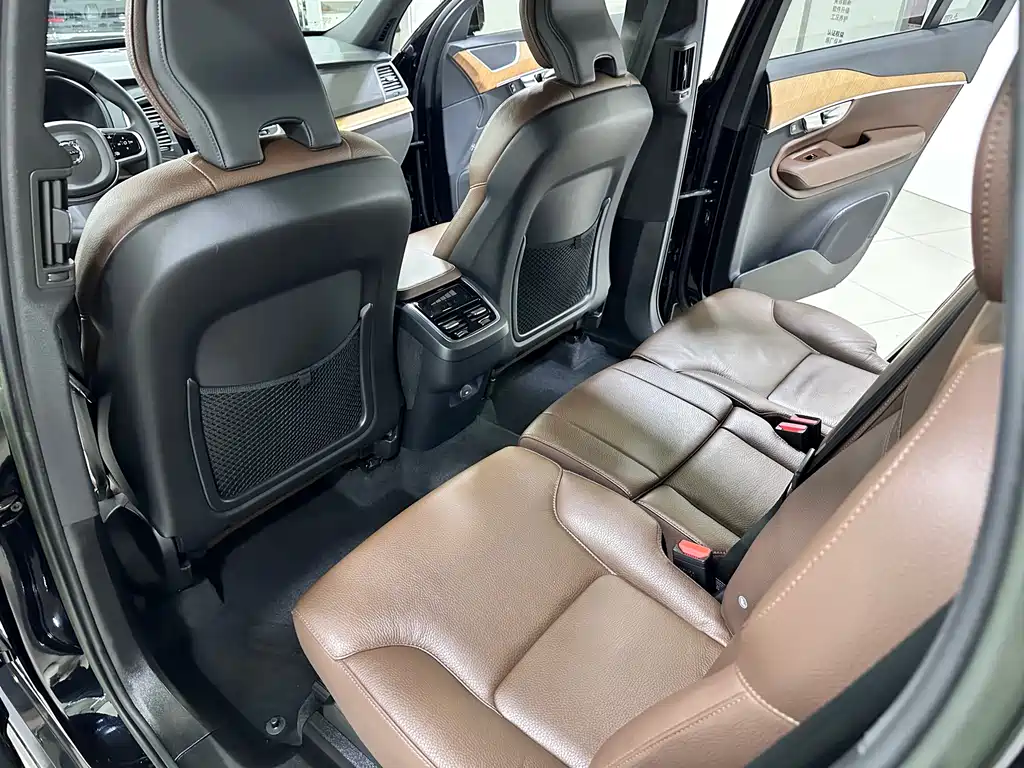 Volvo XC90 2023 B5 Smart Deluxe Edition 7 seats купить на сайте DeffCars