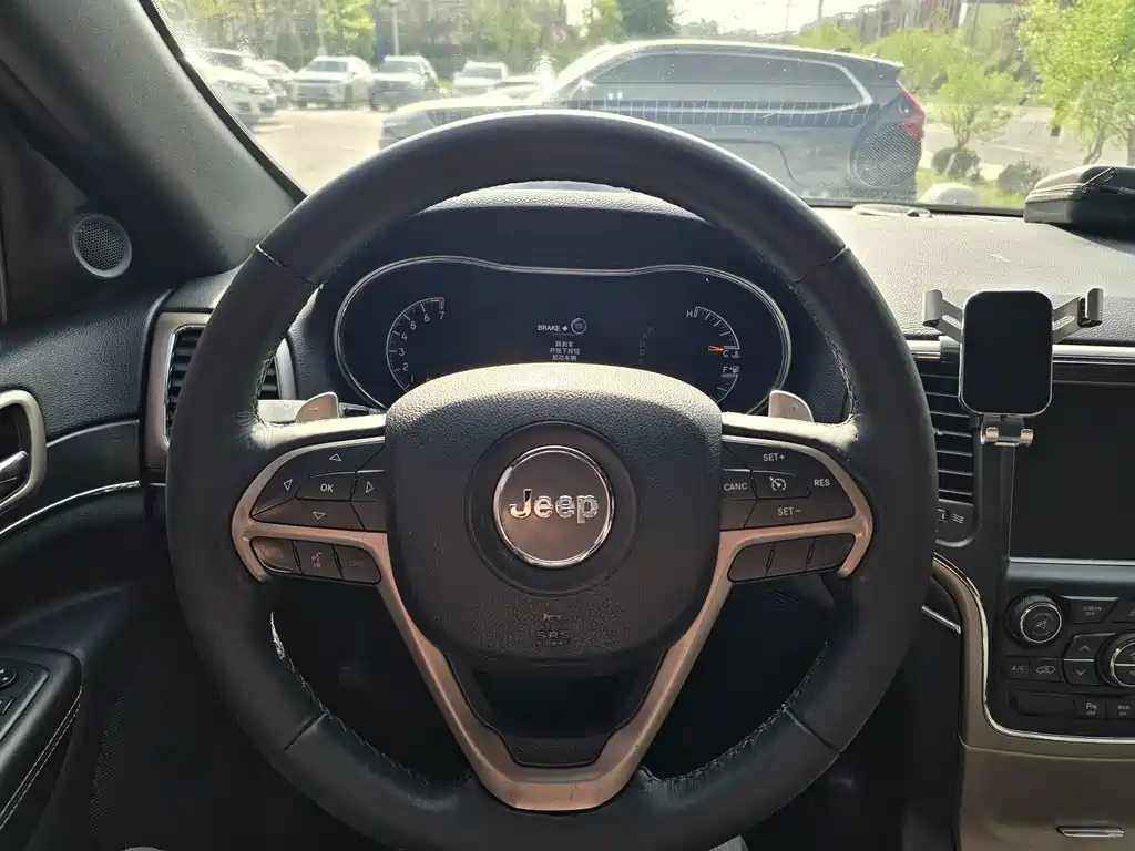 Grand Cherokee (Imported) 2015 3.0L Comfort Navigation Edition купить на сайте DeffCars