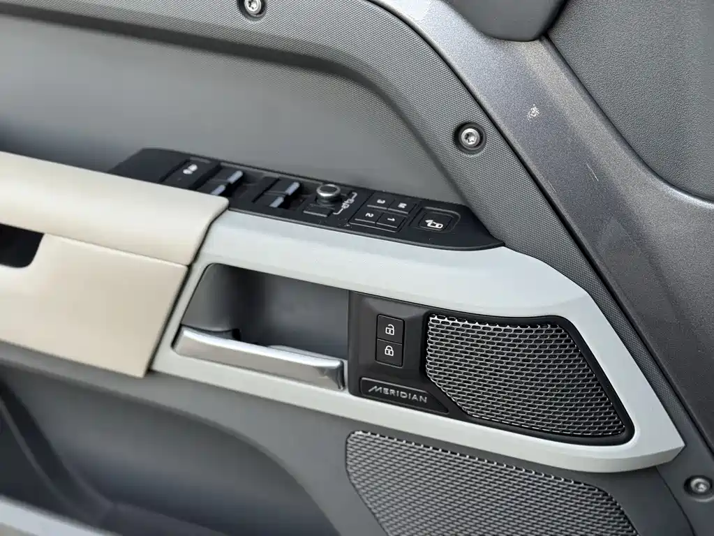 Land Rover Defender 2023 110 3.0T P400 X-DYNAMIC HSE купить на сайте DeffCars