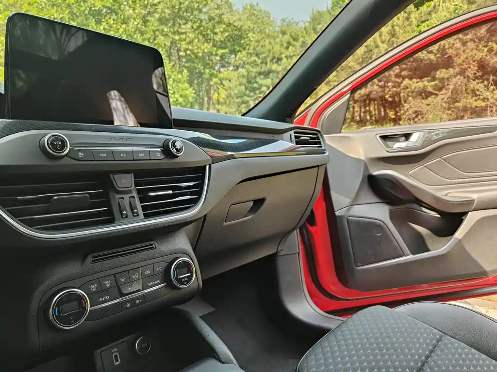 Focus 2020 Hatchback EcoBoost 180 Automatic ST Line купить на сайте DeffCars
