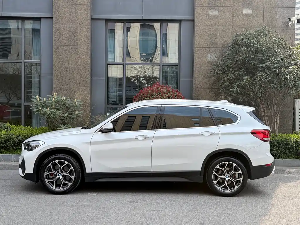 BMW X1 2022 sDrive25Li Leading Model купить на сайте DeffCars