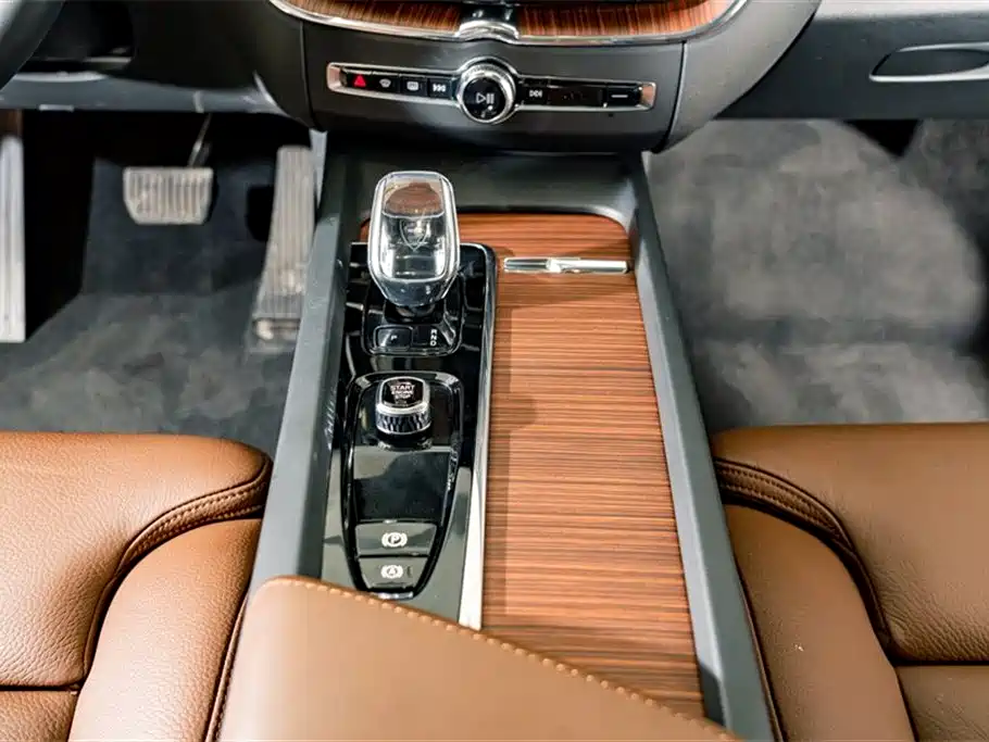 Volvo XC60 2025 B5 four-wheel drive Zhiyuan luxury version купить на сайте DeffCars