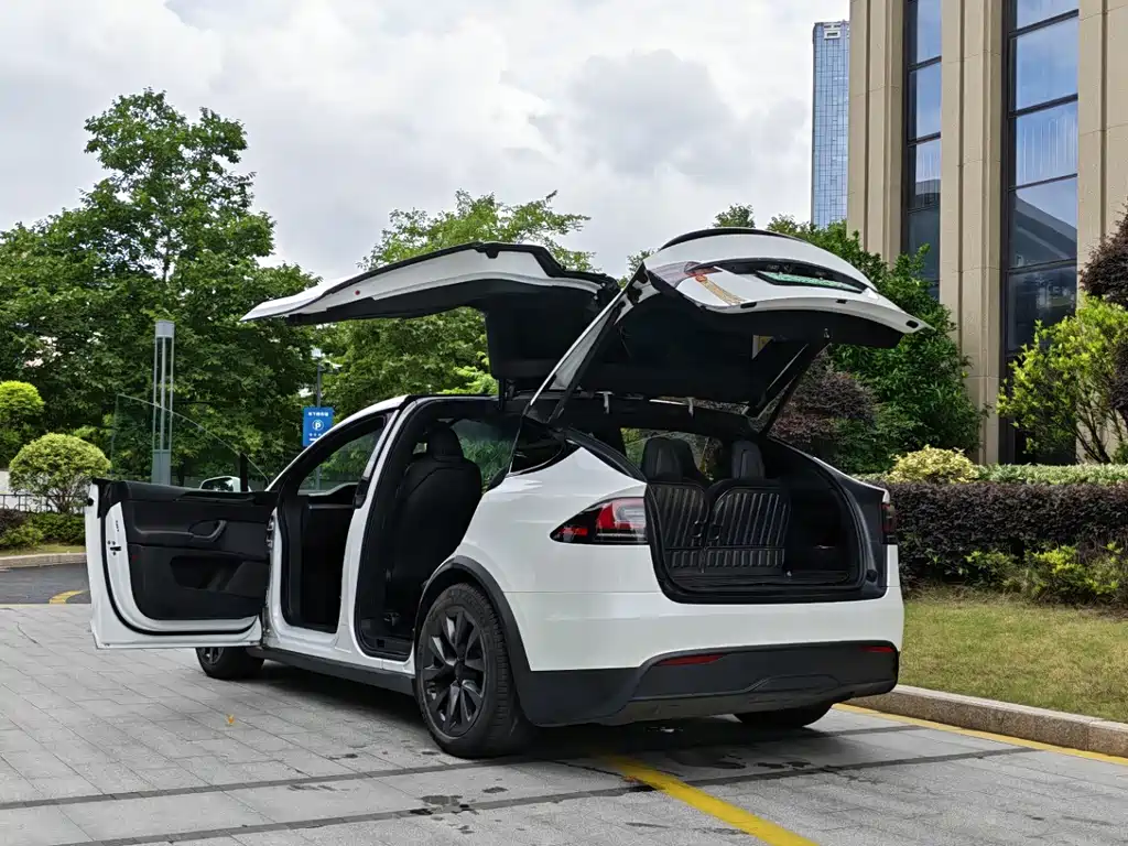Model X 2023 tri-motor all-wheel drive Plaid version купить на сайте DeffCars