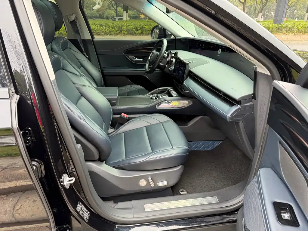 Voyager 2023 2.0T four-wheel drive Zunrui version купить на сайте DeffCars