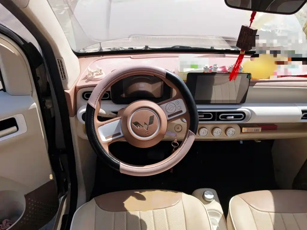 Hongguang MINIEV 2024 third generation 215km advanced version купить на сайте DeffCars