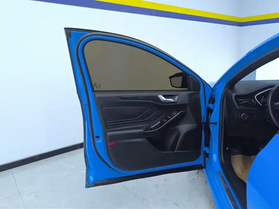 Focus 2022 Sedan EcoBoost 180 Automatic ST Line купить на сайте DeffCars