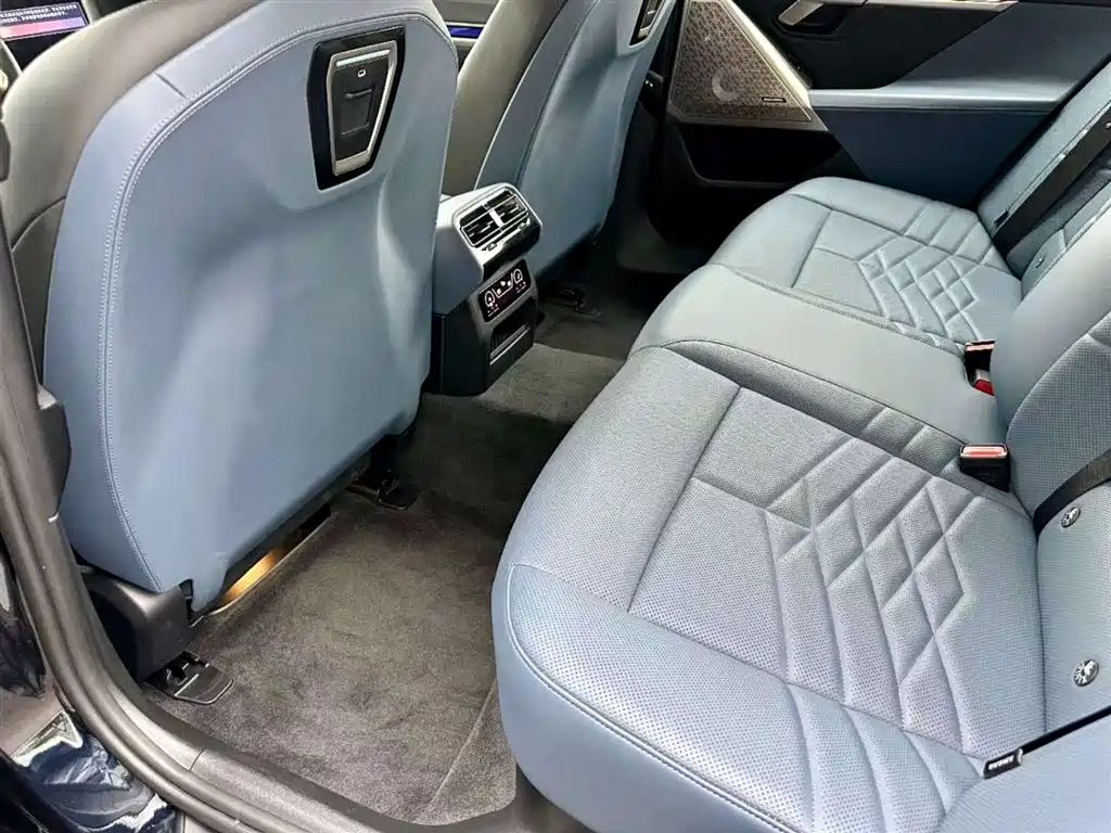 BMW 5 Series 2025 530Li Exclusive M Sports Package купить на сайте DeffCars