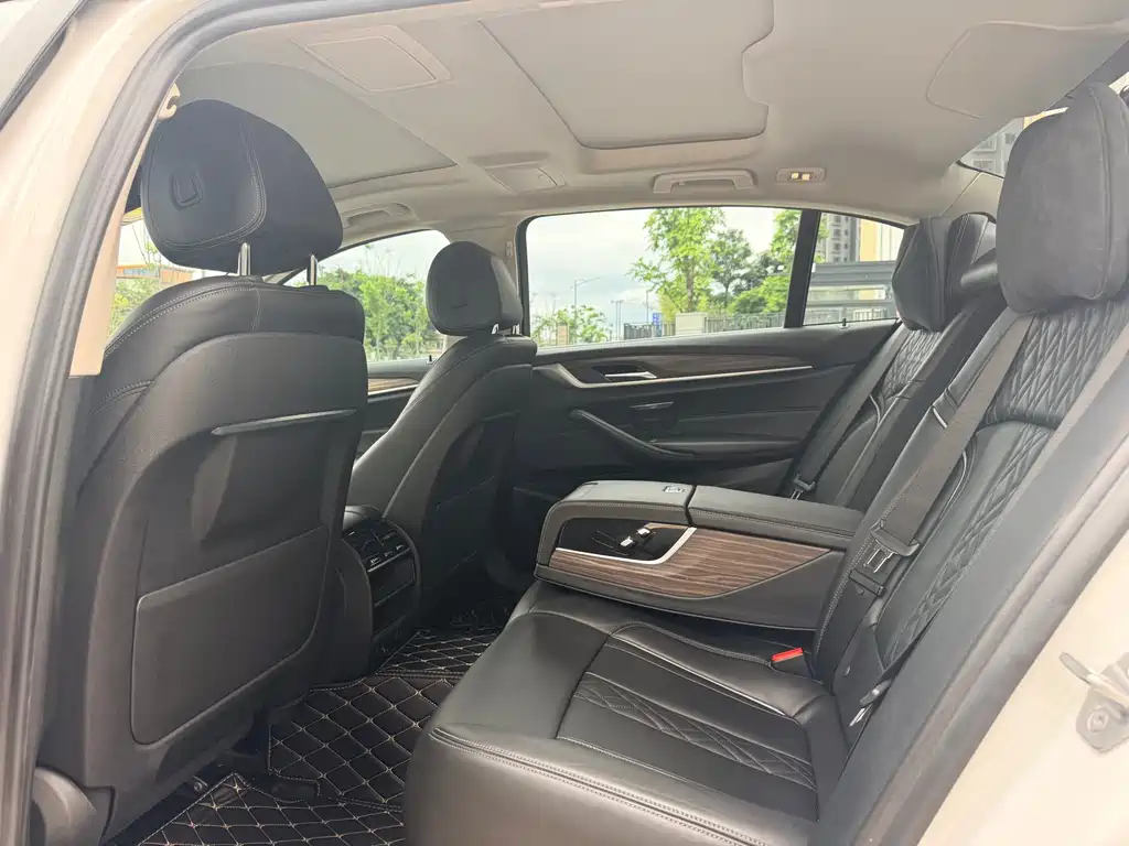 BMW 5 Series New Energy 2019 530Le Luxury Package купить на сайте DeffCars
