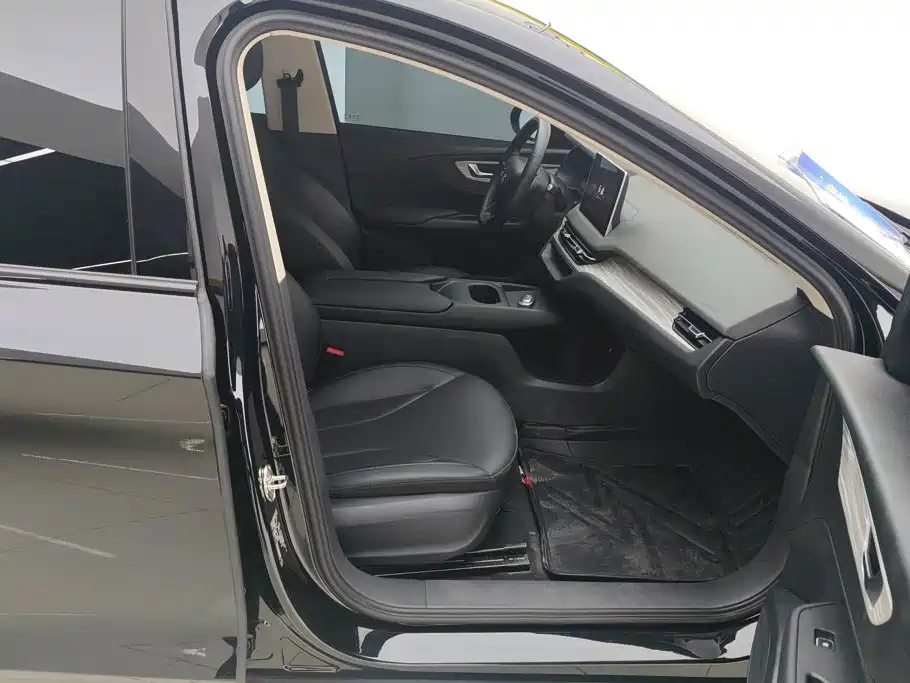 Hongqi E-QM5 2025 500km travel version купить на сайте DeffCars