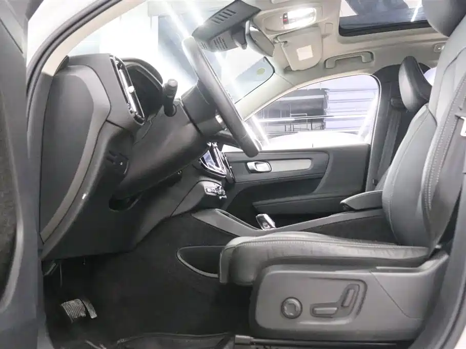 Volvo XC40 2025 B4 four-wheel drive Zhiyuan luxury version купить на сайте DeffCars