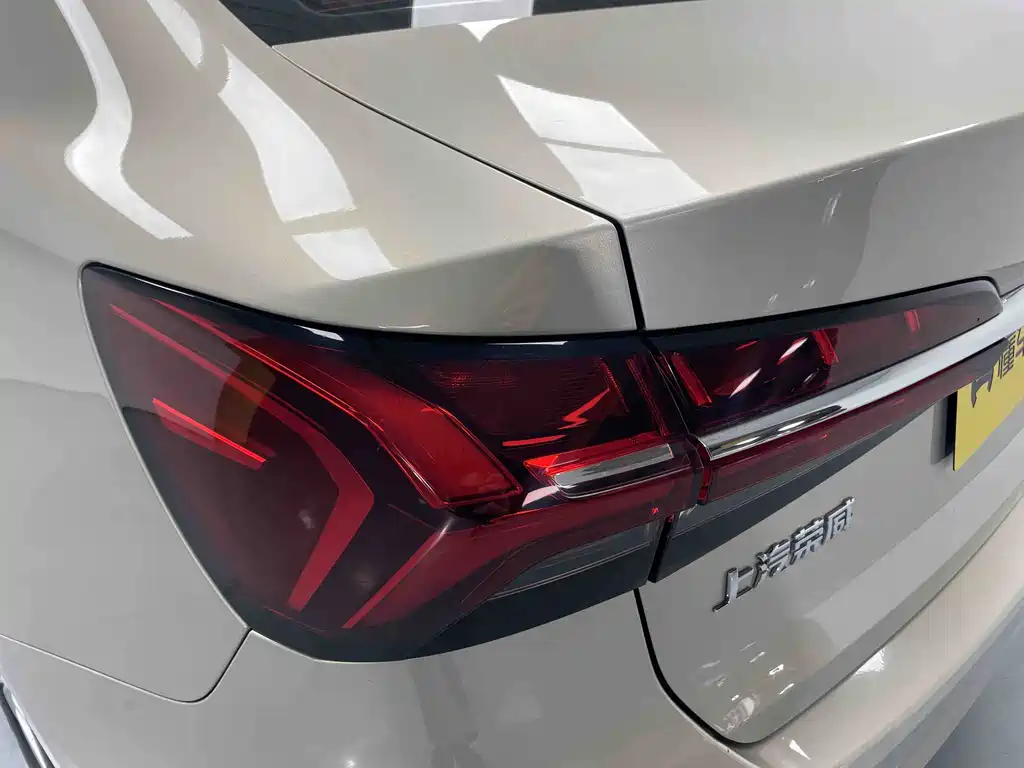 Roewe i5 2021 1.5L CVT Platinum Edition купить на сайте DeffCars