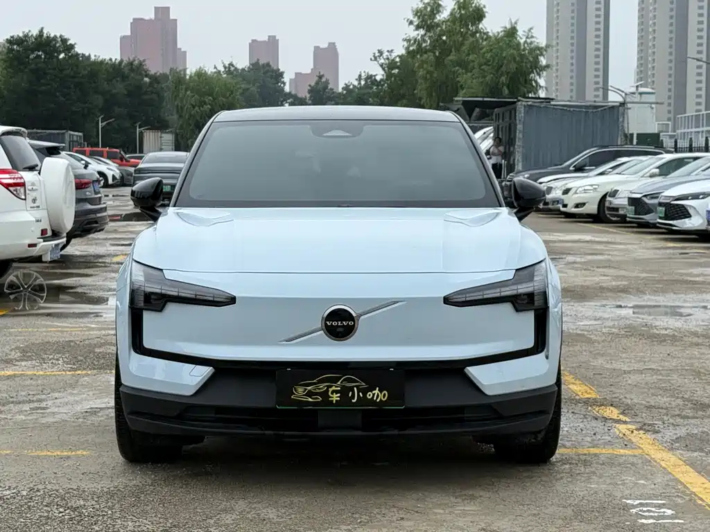 Volvo EX30 2025 rear-wheel drive long-range version Ultra купить на сайте DeffCars