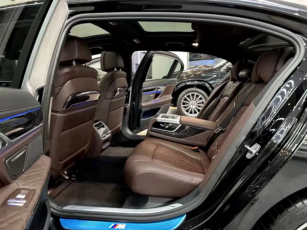 BMW 7 Series 2021 740Li Leading M Sports Package купить на сайте DeffCars