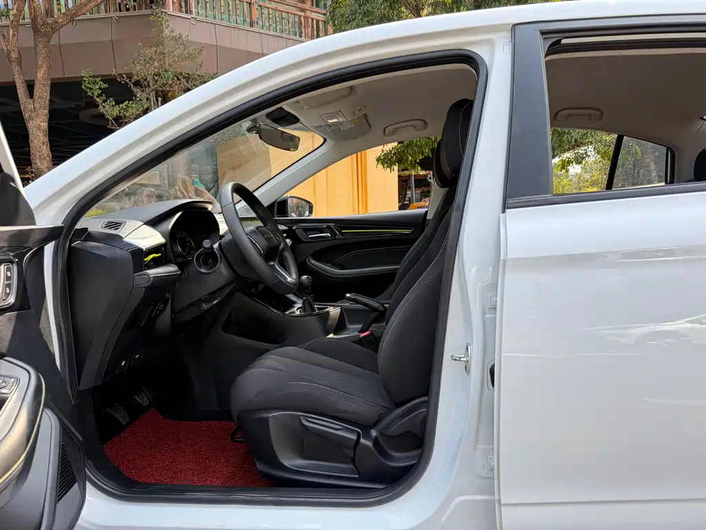 Roewe i5 2021 1.5L manual platinum version купить на сайте DeffCars