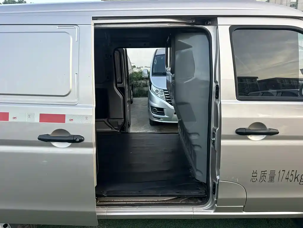 Hiace X30 2023 1.5L business van 2/5 seats air-conditioned version SWC15M купить на сайте DeffCars