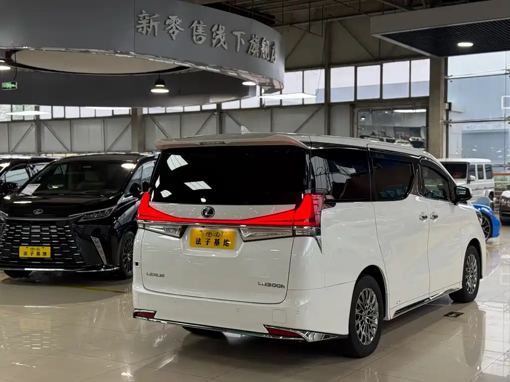 Lexus LM 2020 300h seven-seater elegant version купить на сайте DeffCars