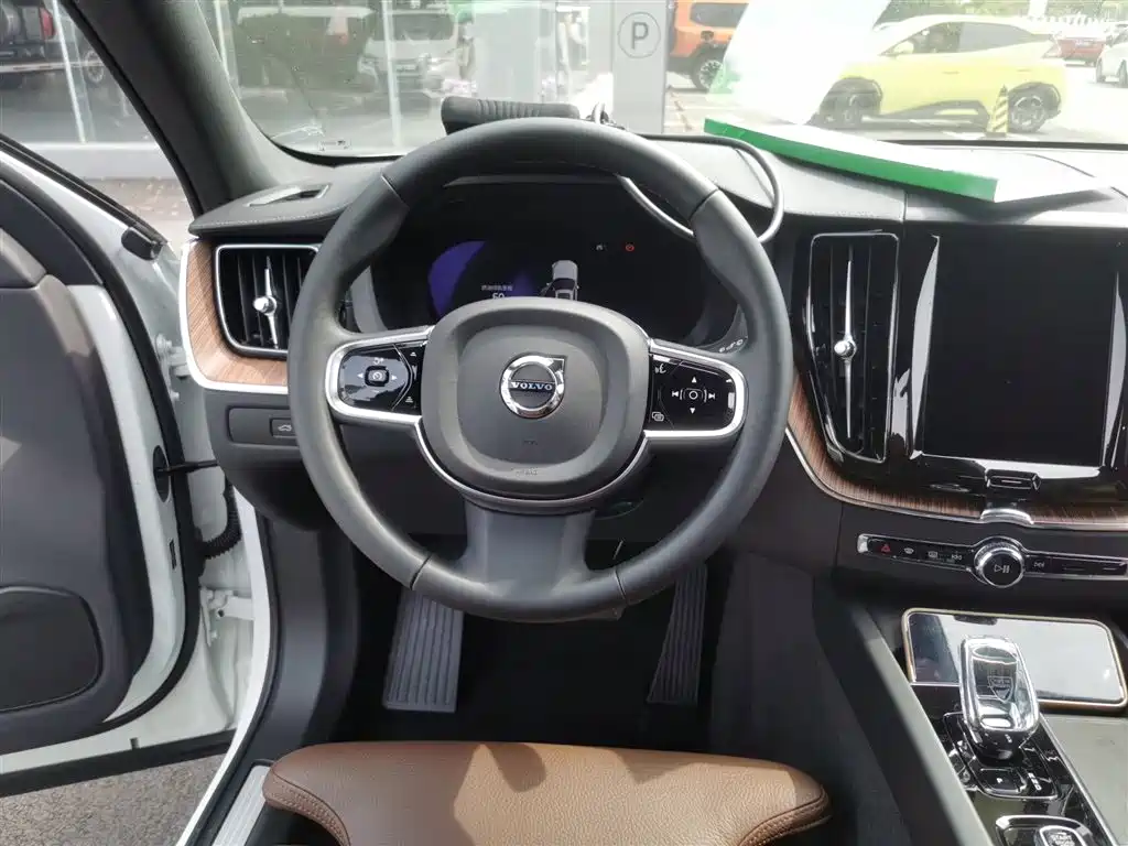 Volvo XC60 2025 B5 four-wheel drive Zhiyuan luxury version купить на сайте DeffCars