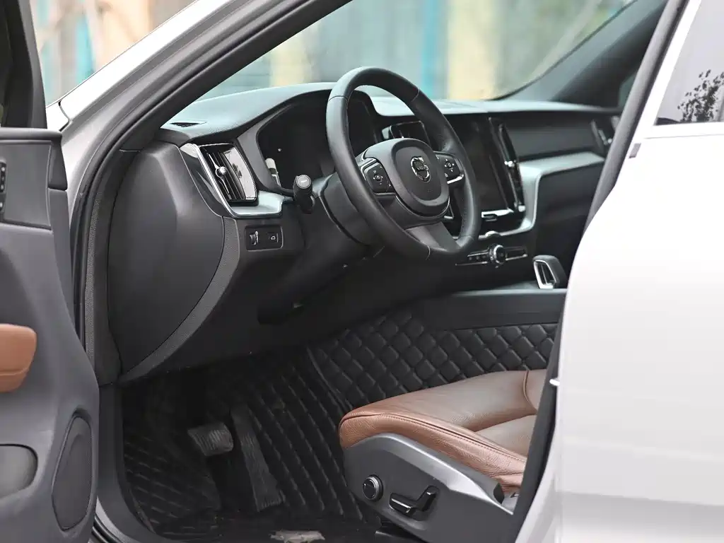 Volvo XC60 2023 B5 four-wheel drive Zhiyi Luxury Edition купить на сайте DeffCars