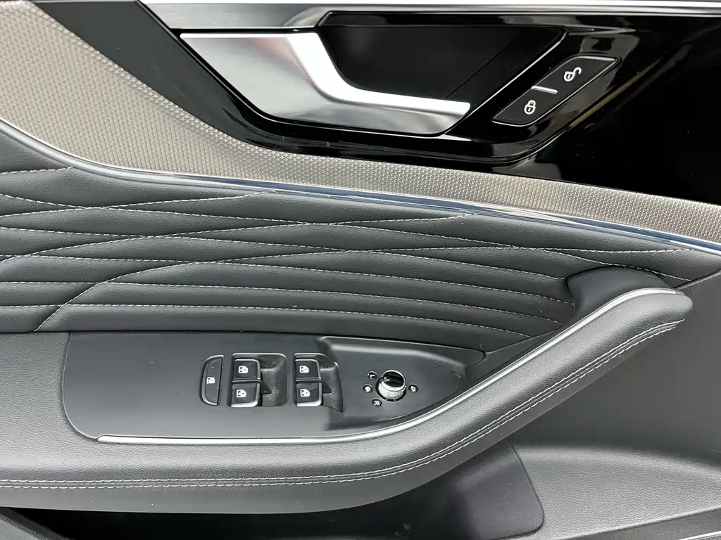 Hongqi HS5 2022 facelift 2.0T Zhilian Flagship Edition купить на сайте DeffCars